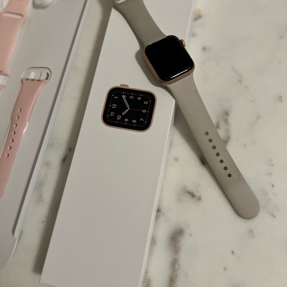 Apple Watch SE 2020 - Picture 2 of 3